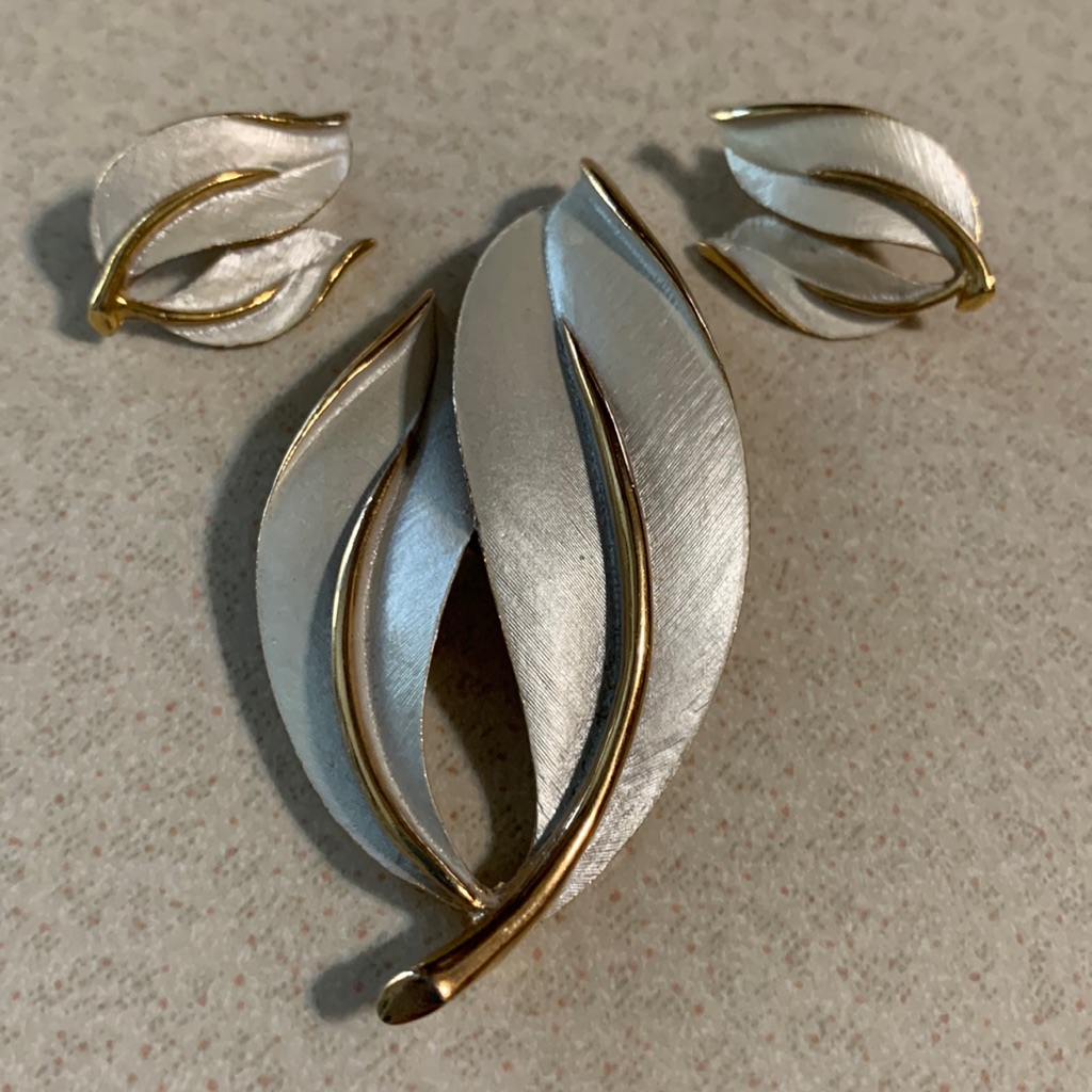 Sarah Coventry Leaf Shaped Gold Tone Broach And Earrings (161)